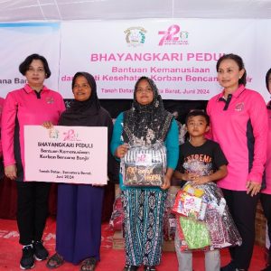 Ketua Umum Bhayangkari Kunjungi Posko Pengungsian Banjir Bandang dan Berikan Bantuan serta Trauma Healing