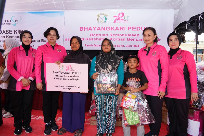 Ketua Umum Bhayangkari Kunjungi Posko Pengungsian Banjir Bandang dan Berikan Bantuan serta Trauma Healing