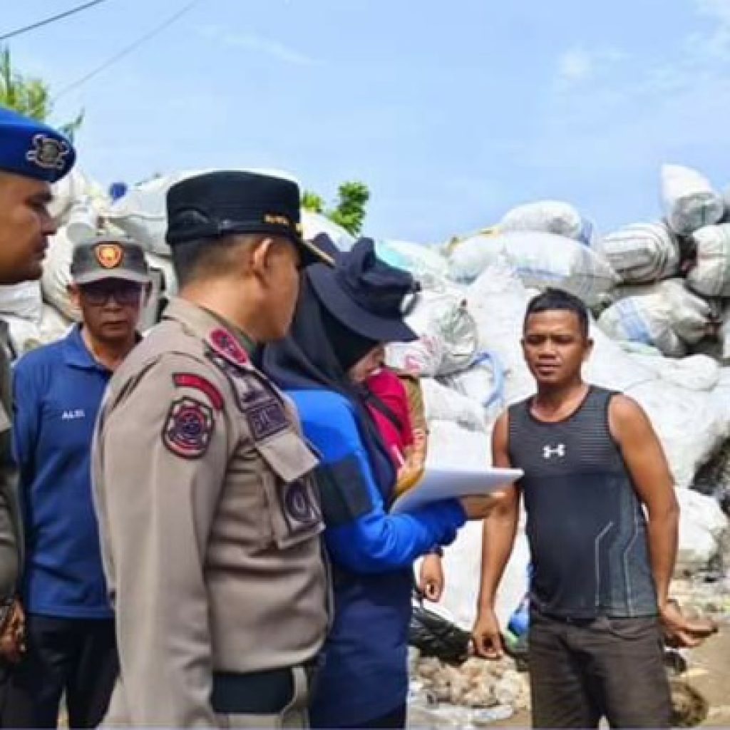 Langgar Aturan, Pengepul Barang Bekas di Aia Pacah Ditertibkan Satpol PP Padang