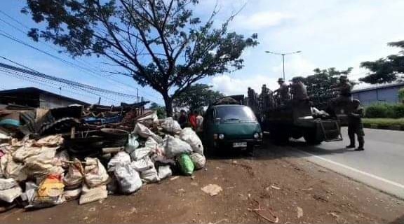 Langgar Aturan, Pengepul Barang Bekas di Aia Pacah Ditertibkan Satpol PP Padang