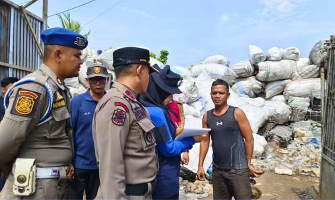 Langgar Aturan, Pengepul Barang Bekas di Aia Pacah Ditertibkan Satpol PP Padang