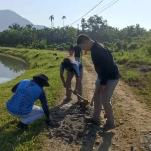 Mempermudah Akses Jalan: Gotong Royong Pegawai dan Warga Binaan Lapas Terbuka Pasaman