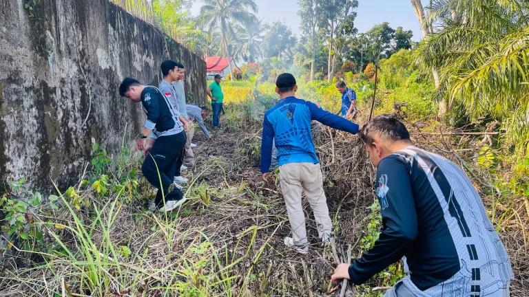 Pegawai dan Warga Binaan Lapas Terbuka Pasaman Bersama-Sama Manfaatkan Lahan Tidur Jadi Produktif