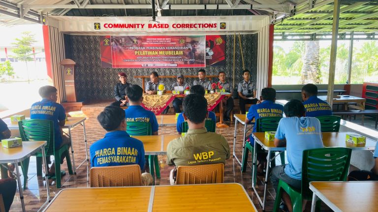 Penutupan Pelatihan Meubelair: Plh Kalapas Pasaman Ajak WBP Manfaatkan Keterampilan untuk Masa Depan