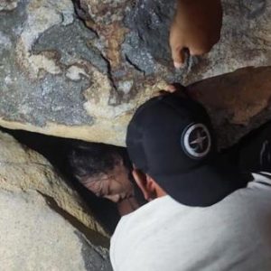 Remaja Terjepit Batu Pantai Padang 2 Jam, Tim Damkar Lakukan Evakuasi Dramatis