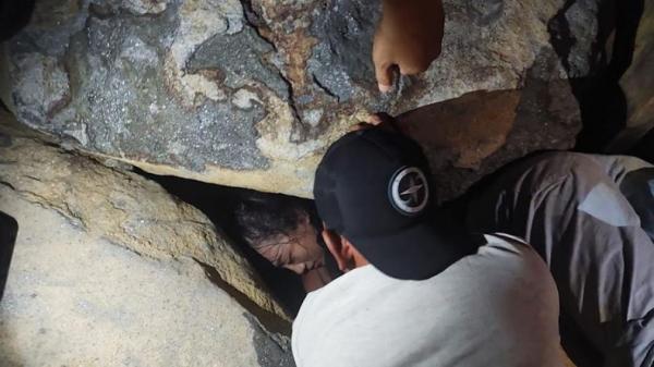 Remaja Terjepit Batu Pantai Padang 2 Jam, Tim Damkar Lakukan Evakuasi Dramatis