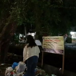 Satpol PP Padang Tangkap Empat Pelanggar Buang Sampah Sembarangan di Depan Spanduk Larangan