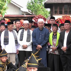 Peringatan Hari Raya Anam 2024: Bupati dan Wabup Pasbar Ikuti Tradisi Manjalang Buya Lubuak Landua
