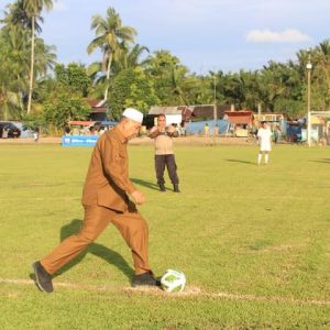 Bupati Hamsuardi Resmi Membuka Persitas CUP VII dengan Tendangan Pertama