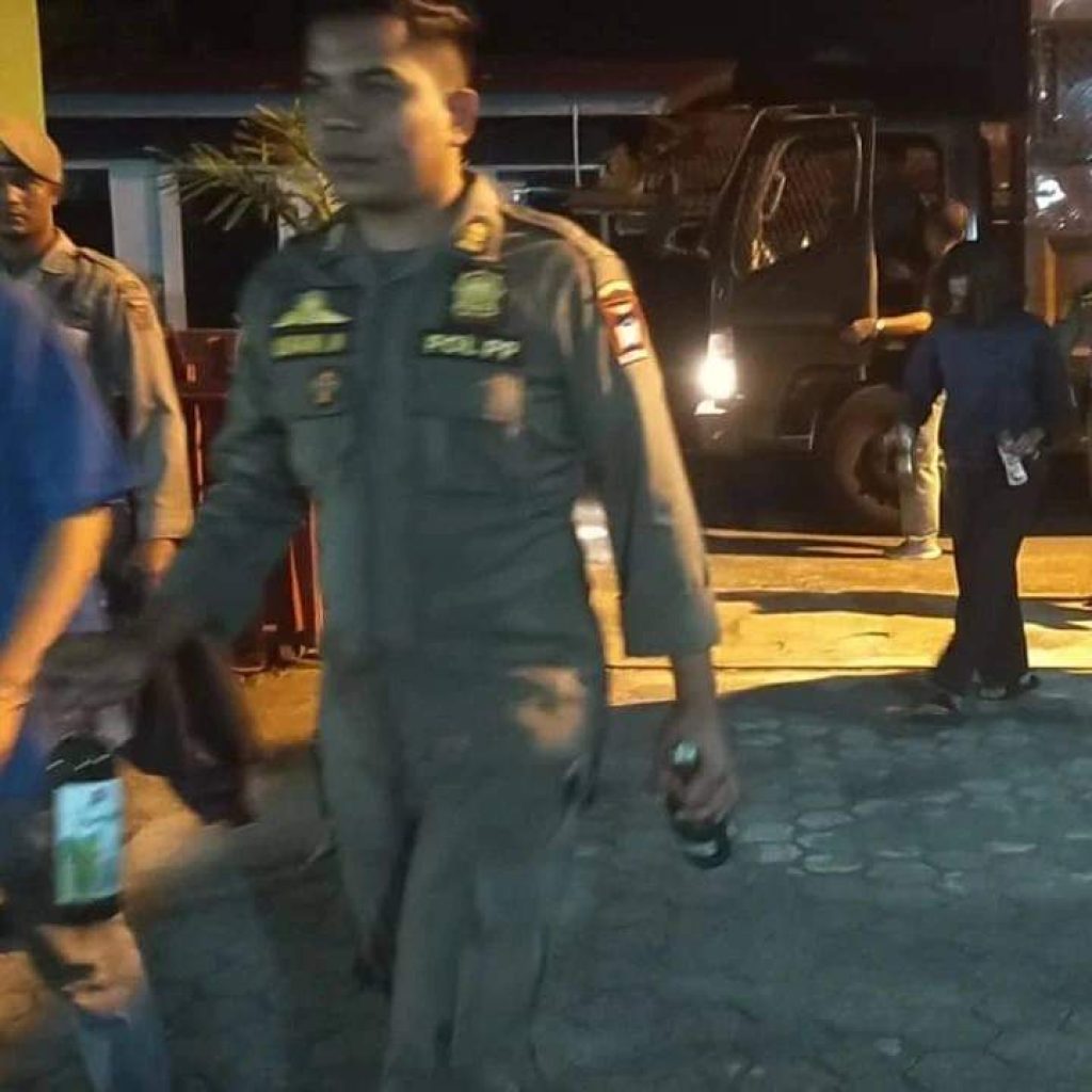 Pasangan Kekasih Ditangkap Satpol PP di Mesjid Al Hakim, Padang, Membawa Minuman Keras