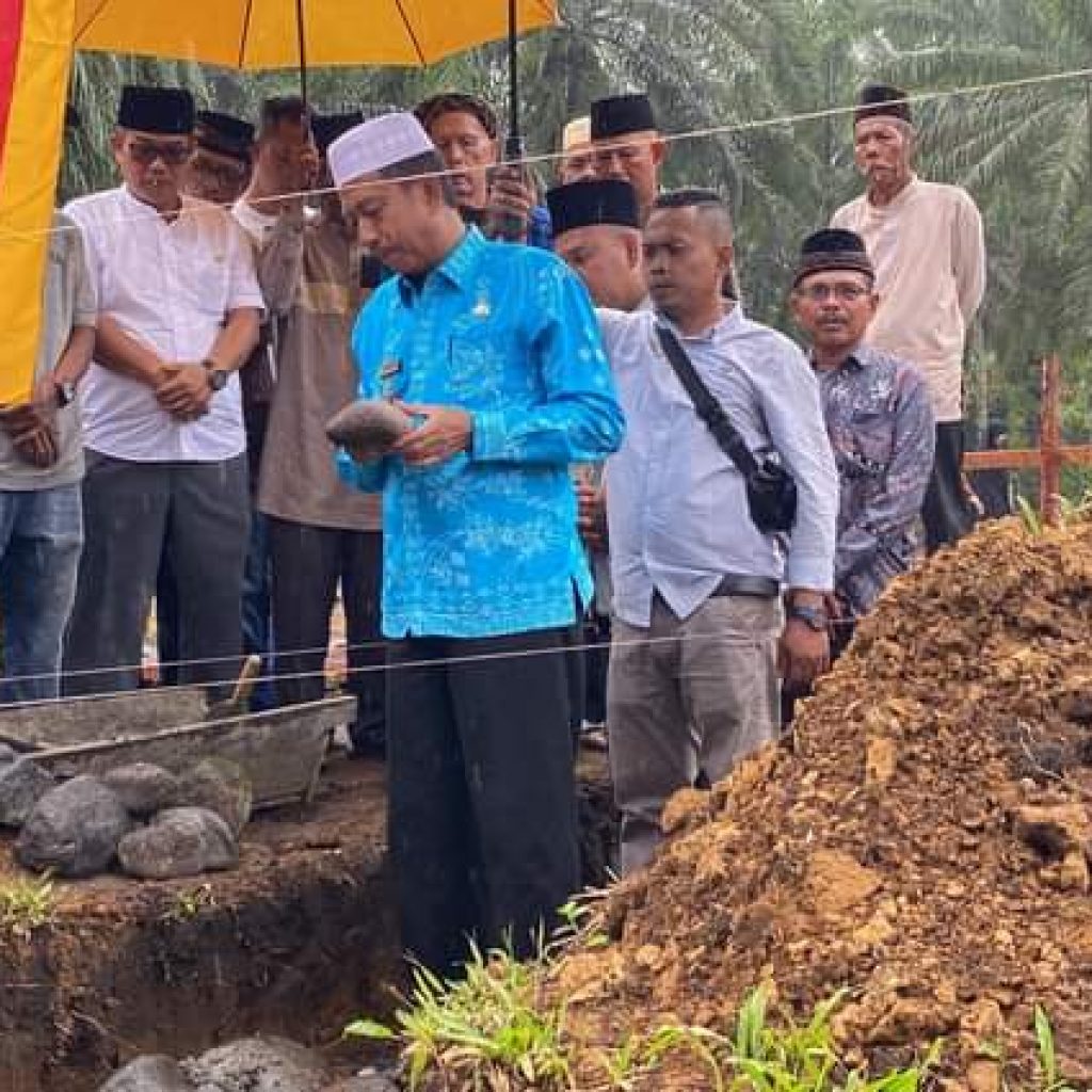 Perluasan Masjid Nurul Hikmah Bateh Uba Nagari Langgam Sepakat Dimulai, Wabup Risnawanto Letakkan Batu Pertama