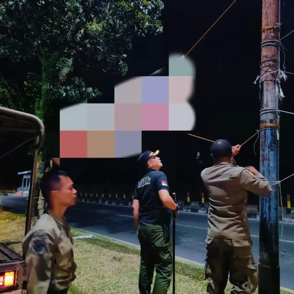 Satpol PP Padang Bersihkan Ratusan Iklan Liar demi Keindahan Kota dan Keselamatan Warga