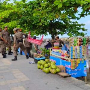 Satpol PP Padang Tertibkan PKL Bandel di Pantai Padang: Efek Jera dan Penertiban Menyeluruh