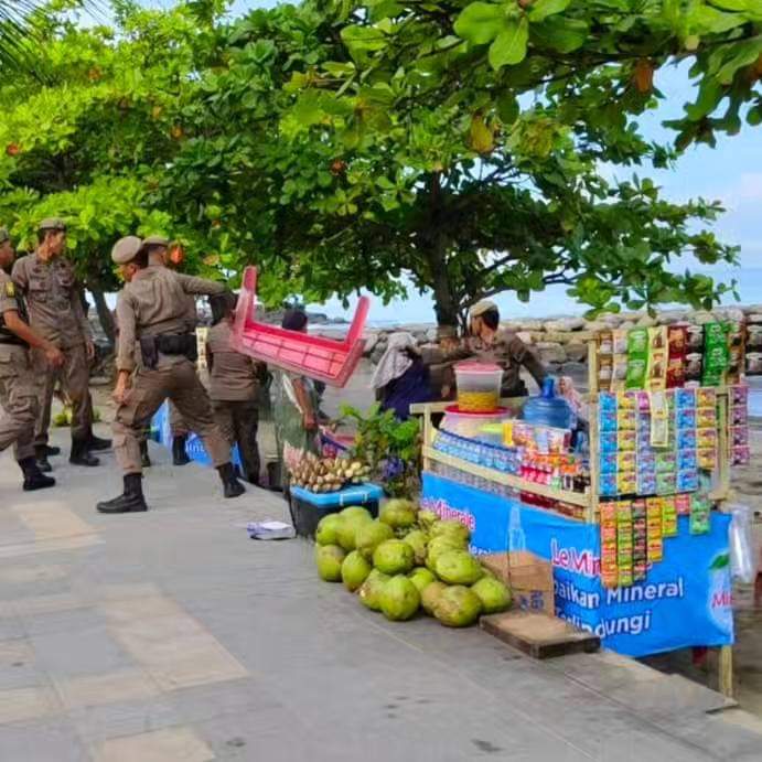 Satpol PP Padang Tertibkan PKL Bandel di Pantai Padang: Efek Jera dan ...