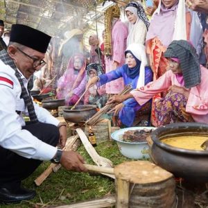 Meriah dan Penuh Pesona, Festival Seribu Dulang Gulai Baluik Pucuak Palangeh Resmi Dibuka oleh Bupati