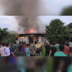 Heroik! Warga Bukit Tui dan Damkar Berhasil Selamatkan Mobil dari Kobaran Api yang Melahap Dua Rumah