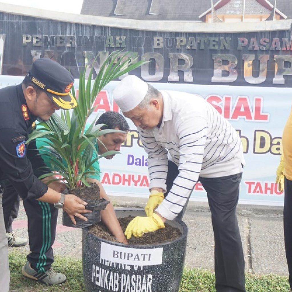 Kejaksaan Negeri Pasaman Barat Rayakan Hari Bhakti Adhyaksa Ke-64 dengan Aksi Bersih dan Penanaman Bunga