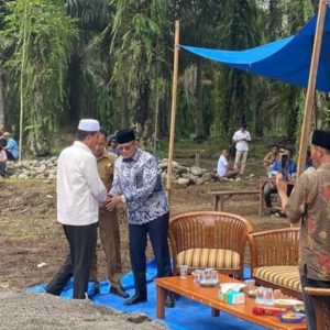 Ketua DPRD H.Erianto dampingi Wabup Risnawanto Resmikan Pembangunan Pondok MPQ Al-Falah dengan Peletakan Batu Pertama