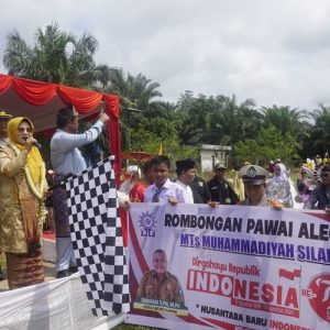 Ketua TP PKK Pasbar Lepas 5.000 Peserta Pawai Peringatan HUT RI ke-79 di Kecamatan Ranah Batahan