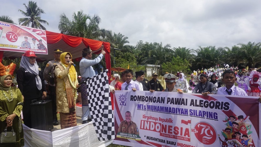 Ketua TP PKK Pasbar Lepas 5.000 Peserta Pawai Peringatan HUT RI ke-79 di Kecamatan Ranah Batahan