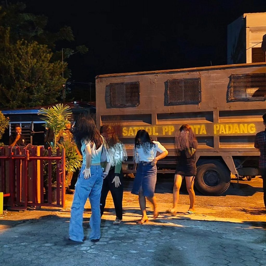 Satpol PP Padang Gelar Razia Penginapan dan Kos-Kosan: 12 Remaja Diamankan dan Pelanggaran Aturan Ditemukan