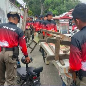 Satpol PP Padang Tertibkan PKL di Jalan Situjuh Depan RS Yos Sudarso