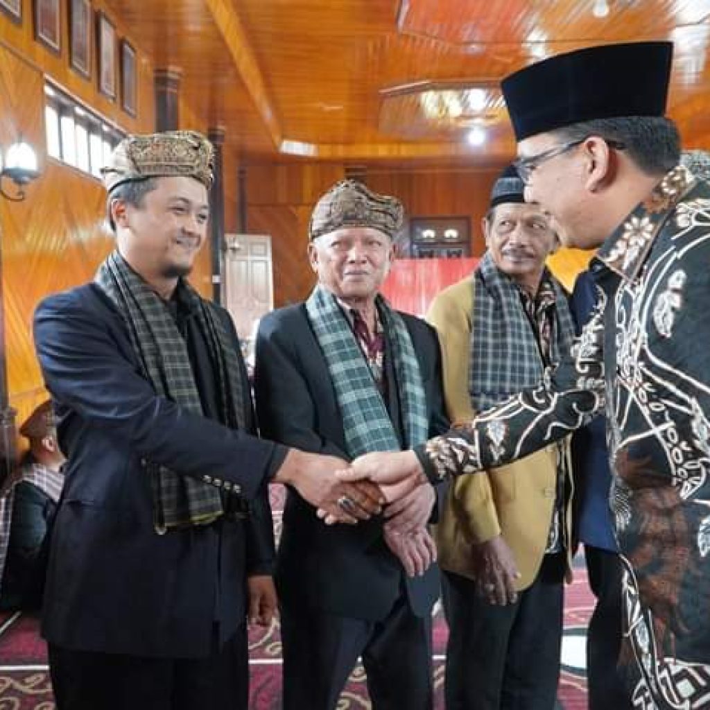 Sonny Kukuhkan Datuak Rajo Sutan Sebagai Ketua KAN Lareh Nan Panjang 2024-2029
