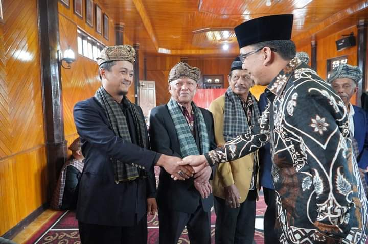 Sonny Kukuhkan Datuak Rajo Sutan Sebagai Ketua KAN Lareh Nan Panjang 2024-2029
