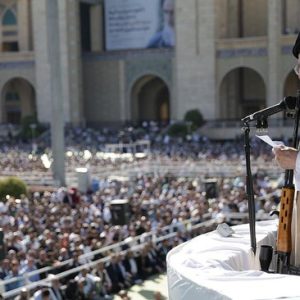 Ayatollah Khamenei Pimpin Khotbah Jumat dengan Senapan, Hargai Hassan Nasrallah di Tengah Ketegangan Iran-Israel