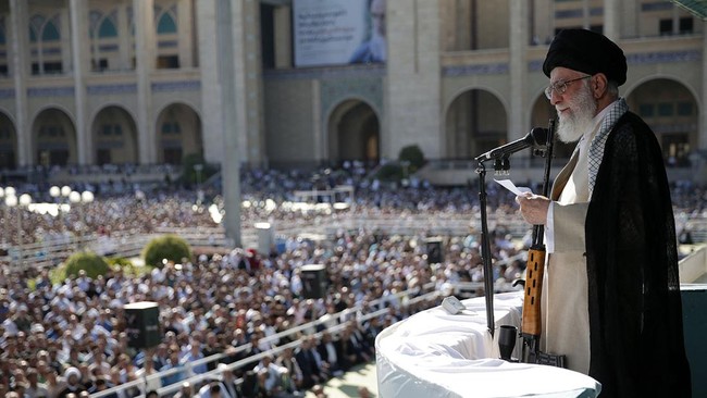 Ayatollah Khamenei Pimpin Khotbah Jumat dengan Senapan, Hargai Hassan Nasrallah di Tengah Ketegangan Iran-Israel