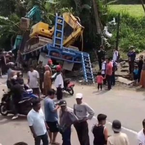 Diduga Rem Blong, Truk Pengangkut Alat Berat Sebabkan Kecelakaan Beruntun di Padang Panjang-Bukittinggi