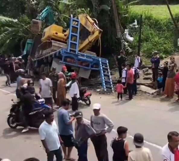 Diduga Rem Blong, Truk Pengangkut Alat Berat Sebabkan Kecelakaan Beruntun di Padang Panjang-Bukittinggi