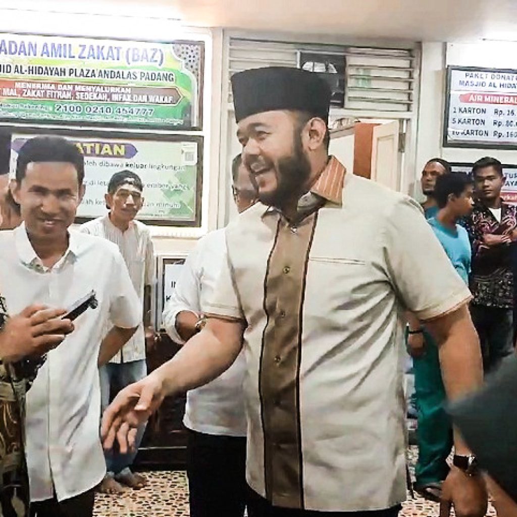 Fadly Amran Dapat Berkah Usai Sholat Jumat, Dukungan Tak Terduga untuk Pilwako Padang 2024