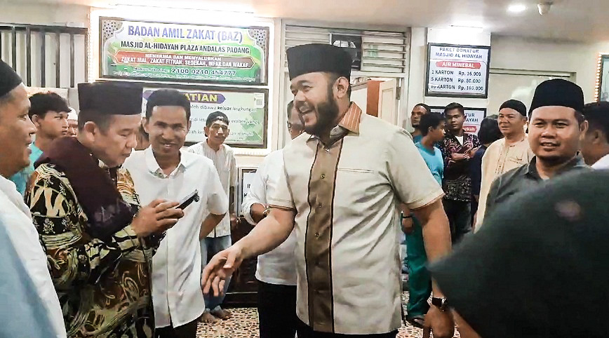 Fadly Amran Dapat Berkah Usai Sholat Jumat, Dukungan Tak Terduga untuk Pilwako Padang 2024