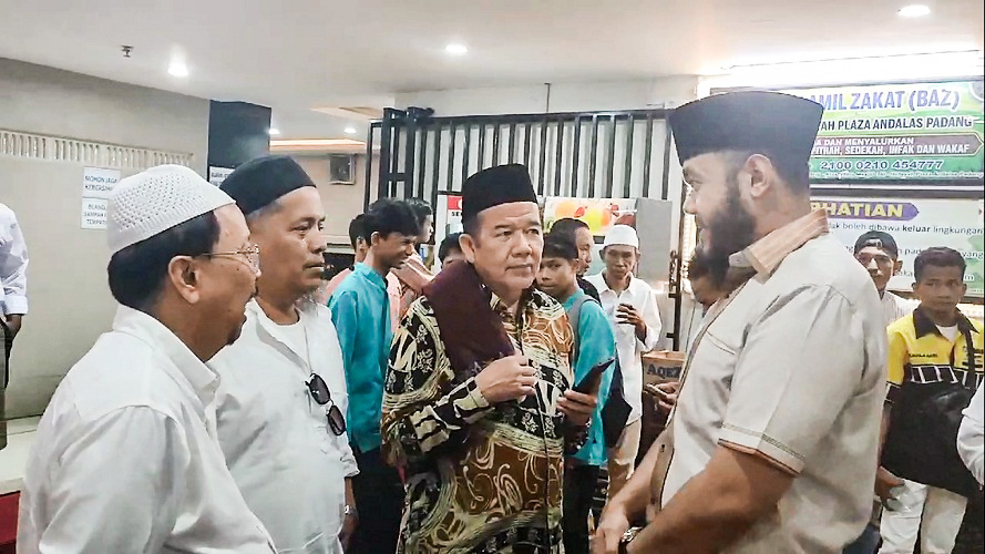 Fadly Amran Dapat Berkah Usai Sholat Jumat, Dukungan Tak Terduga untuk Pilwako Padang 2024