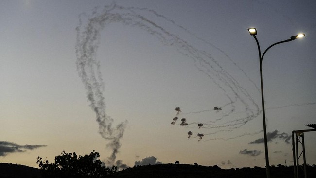 Hizbullah Lancarkan Serangan Rudal ke Israel, 50 Proyektil Dihancurkan Militer Israel