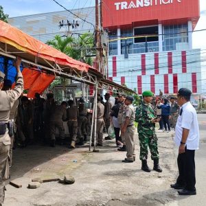 Satpol PP Padang Bongkar Lapak PKL yang Langgar Aturan di Jalan Khatib Sulaiman