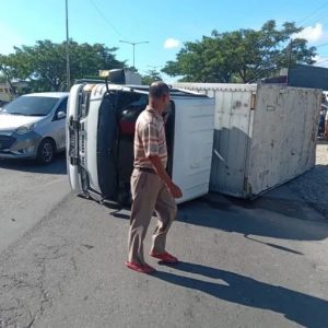 Truk Terguling di Jalan Bypass Padang, Penyebab Kemacetan Panjang