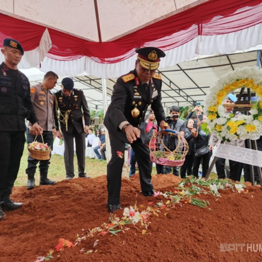 Kapolda Sulsel Irjen Pol. Yudhiawan Pimpin Pemakaman Dinas Kompol Anumerta Ryanto Ulil Anshar