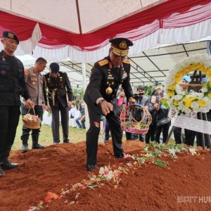 Kapolda Sulsel Irjen Pol. Yudhiawan Pimpin Pemakaman Dinas Kompol Anumerta Ryanto Ulil Anshar