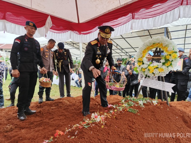 Kapolda Sulsel Irjen Pol. Yudhiawan Pimpin Pemakaman Dinas Kompol Anumerta Ryanto Ulil Anshar