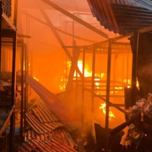 Kebakaran Hebat Hanguskan 8 Ruko di Padang, Kerugian Capai Rp 1,5 Miliar