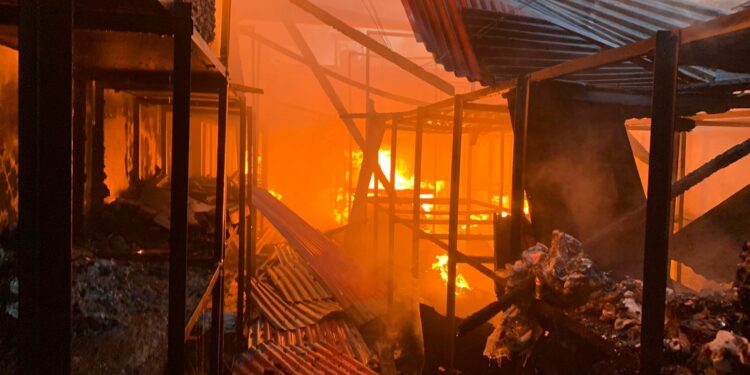 Kebakaran Hebat Hanguskan 8 Ruko di Padang, Kerugian Capai Rp 1,5 Miliar