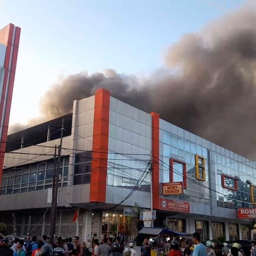 Kebakaran Hebat Landa Komplek Pergudangan Nusantara Building Pasar Raya Padang