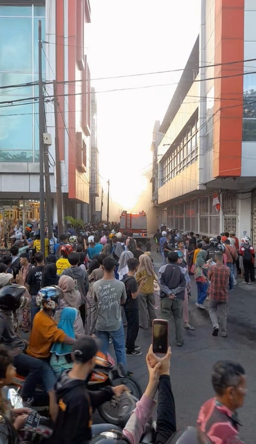 Kebakaran Hebat Landa Komplek Pergudangan Nusantara Building Pasar Raya Padang