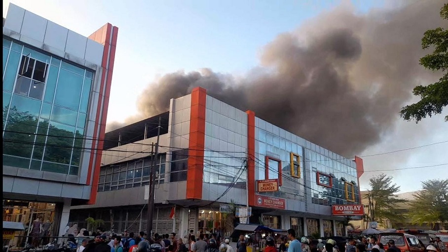 Kebakaran Hebat Landa Komplek Pergudangan Nusantara Building Pasar Raya Padang