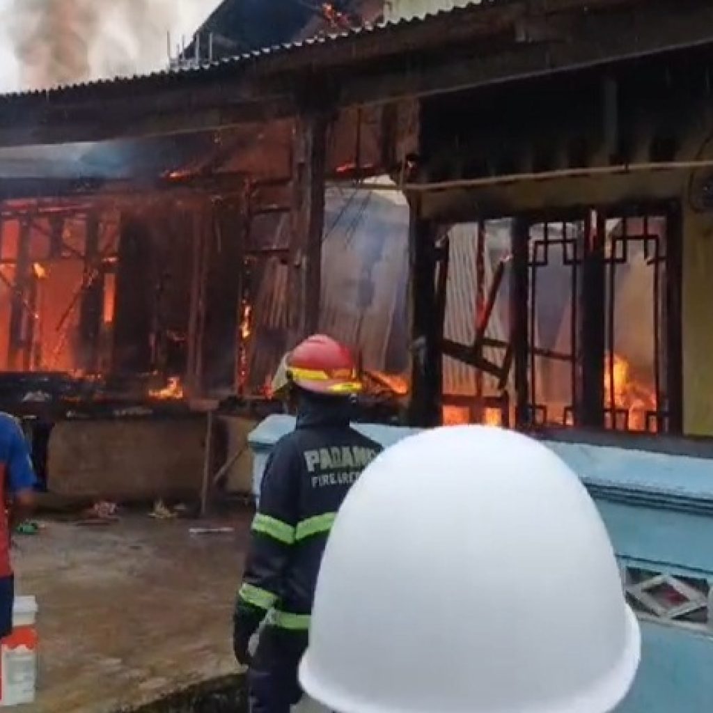 Kebakaran di Cengkeh Nan XX Padang: Rumah Ludes, Kerugian Capai Rp800 Juta