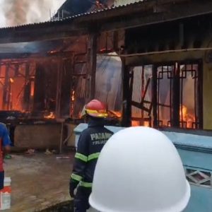 Kebakaran di Cengkeh Nan XX Padang: Rumah Ludes, Kerugian Capai Rp800 Juta