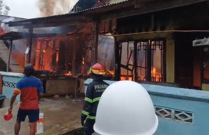 Kebakaran di Cengkeh Nan XX Padang: Rumah Ludes, Kerugian Capai Rp800 Juta