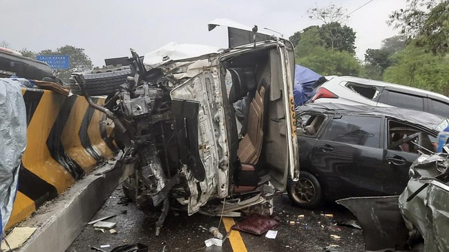 Kecelakaan Beruntun Tol Cipularang KM 92 17 Kendaraan Terlibat, Satu Korban Jiwa, dan Puluhan Terluka